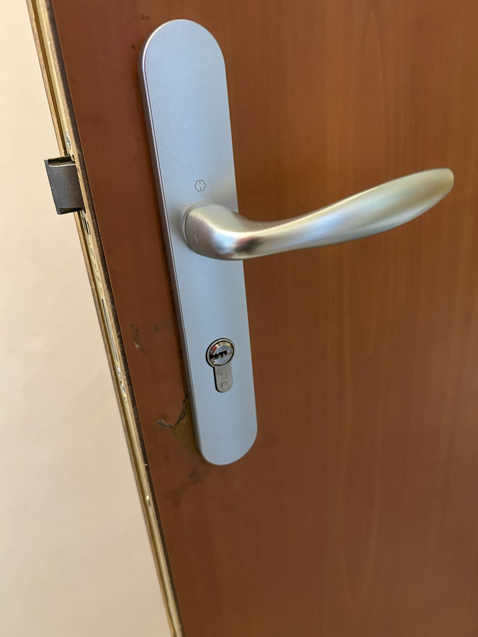 Aigues-Mortes — effraction porte bois, remplacement serrurerie et réparation du bois — après