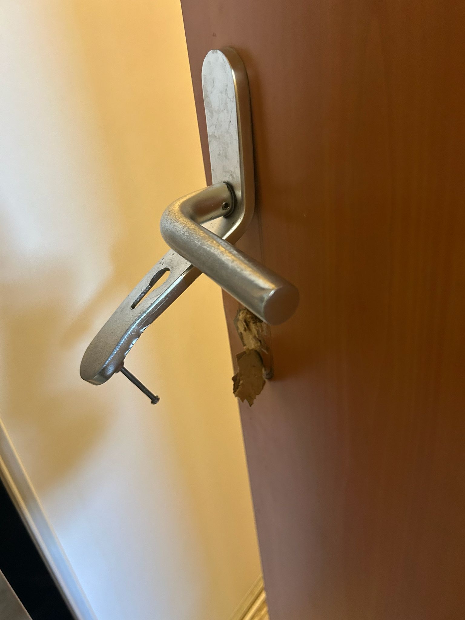 Aigues-Mortes — effraction porte bois, remplacement serrurerie et réparation du bois — avant