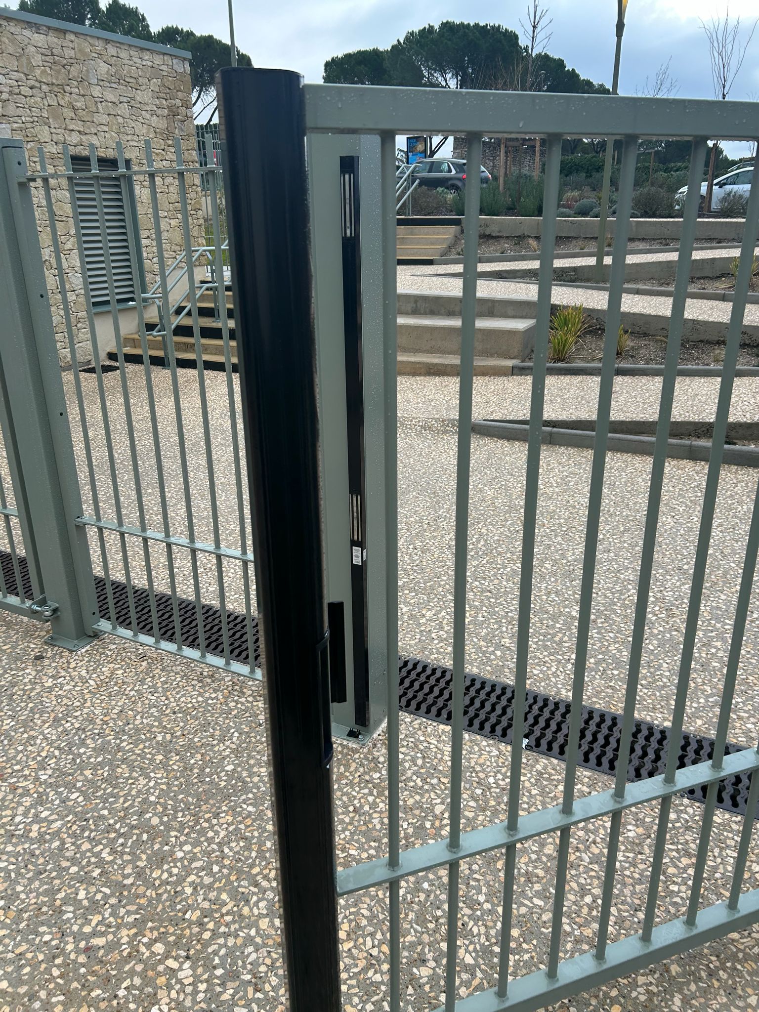 Uzès — pose d'une serrure sur portillon — photo 1