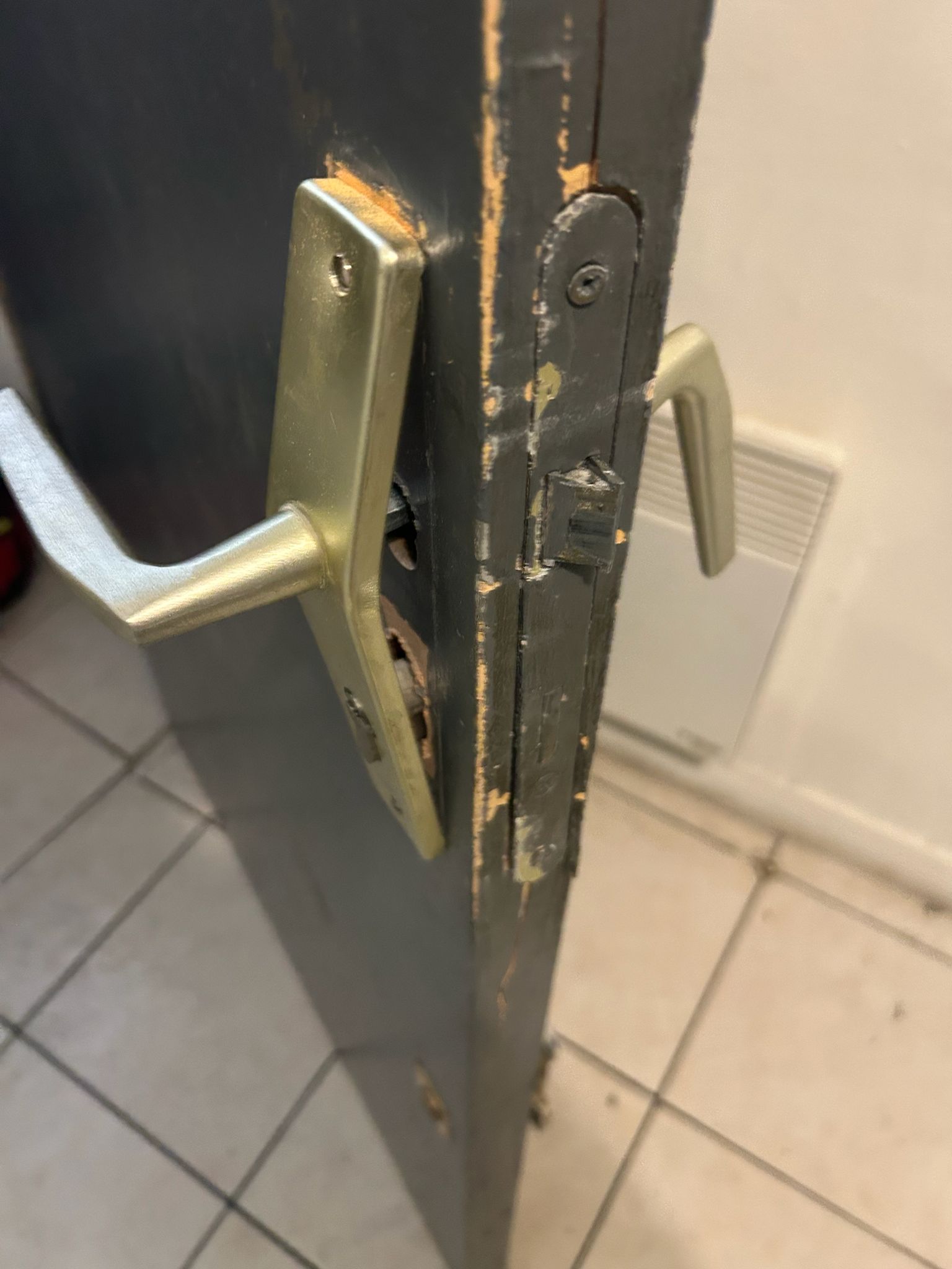 Effraction porte bois — mise en sécurité et pose d'un verrou City — photo 1