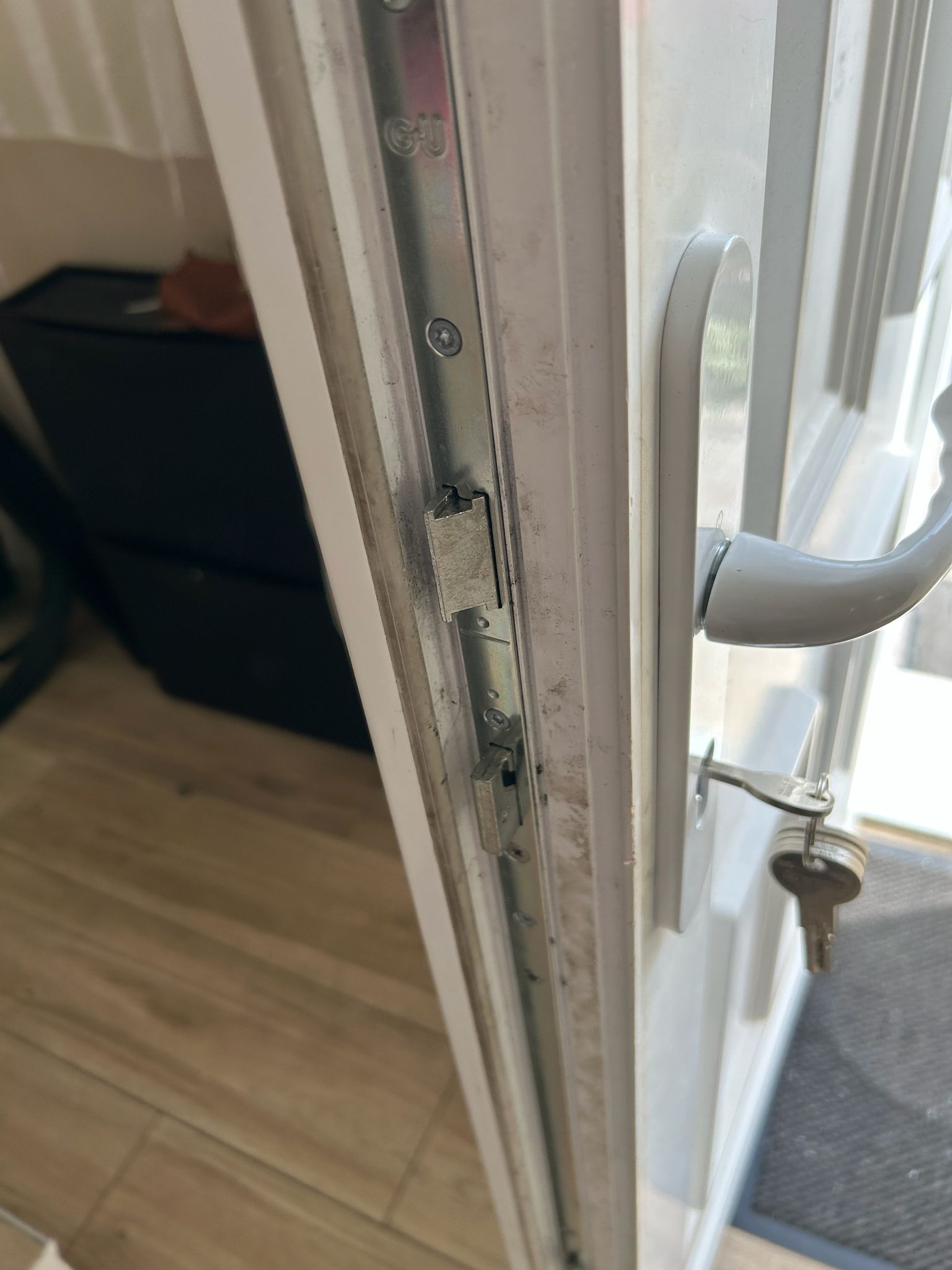 Effraction porte d'entrée PVC — remplacement serrurerie et poignée — photo 2
