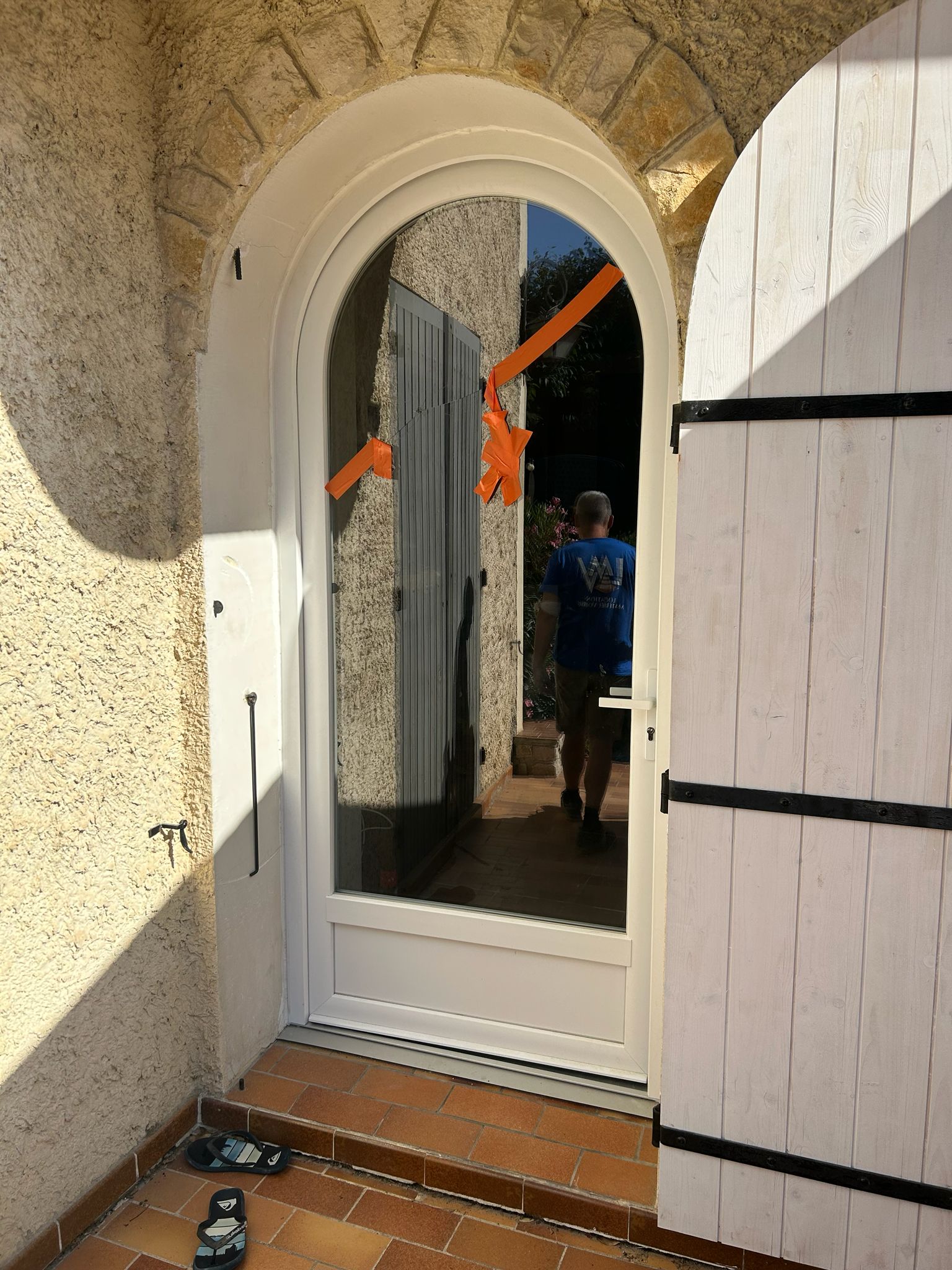 Remplacement d'un vitrage cintré sur porte d'entrée PVC — réalisation d'un gabarit pour le façonnage du verre — photo 2